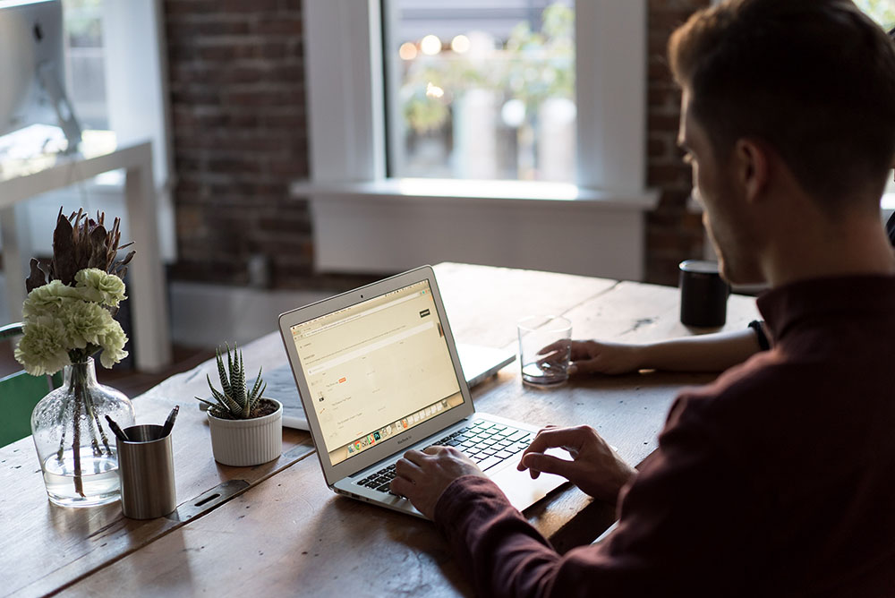 bench-accounting-C3V88BOoRoM-unsplash Ansök om stöd